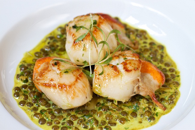 Scallops 'a la plancha' and spiced lentils