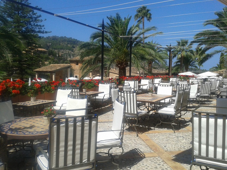 The breakfast terrace at La Residencia