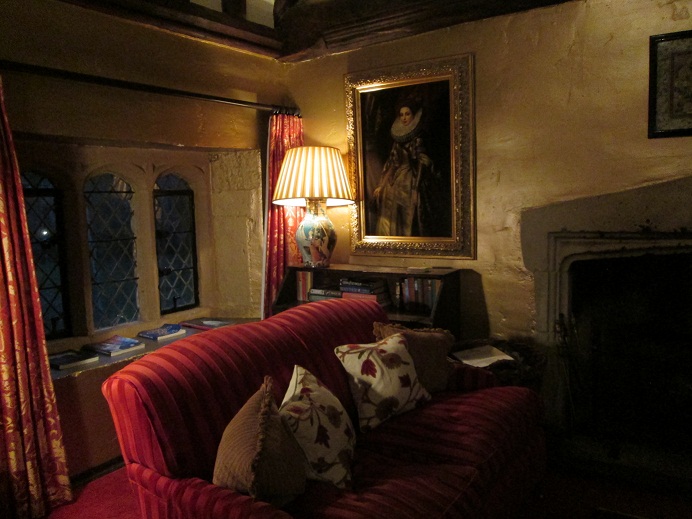 Bailiffscourt Hotel Baylies Suite with red sofa