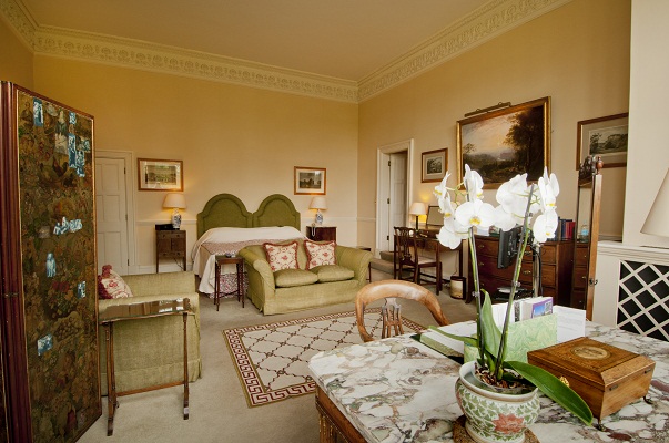 royal suite bedroom at Hartwell House Buckinghamshire