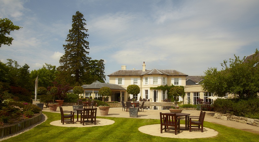 Vineyard hotel Newbury exterior and garden