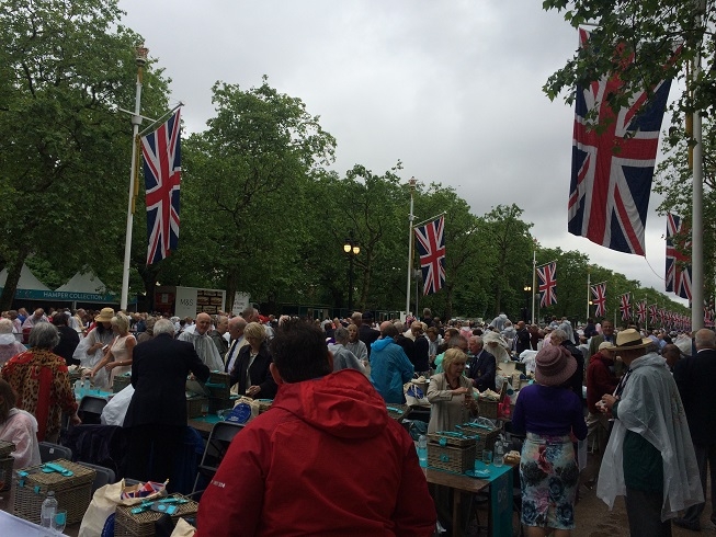 Patron's Lunch 10,000 people having lunch on the Mall