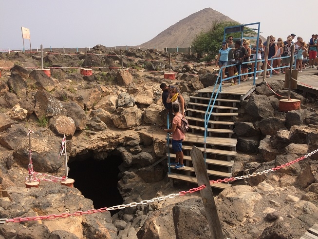 queues at the Blue Eye of Buracona