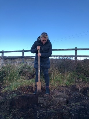 Cutting a slice of peat 