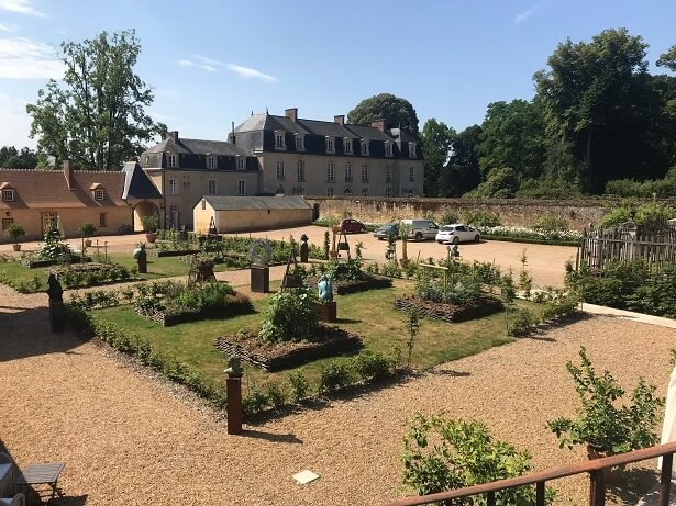 La Groirie hotel next to a French chateau La Groirie hotel next to a French chateau