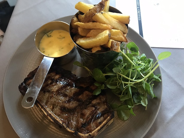 steak and chips and béarnaise sauce