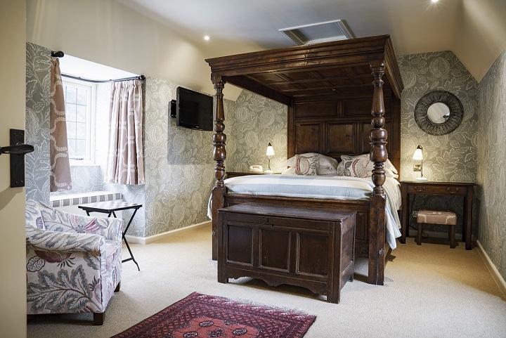  four-poster bed at the Bear of Rodborough 