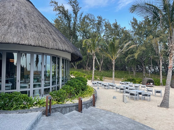 Anantara Iko beachside bar