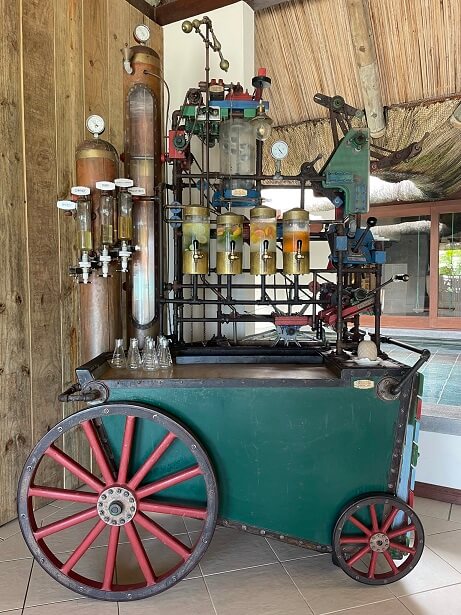  old-fashioned juice cart