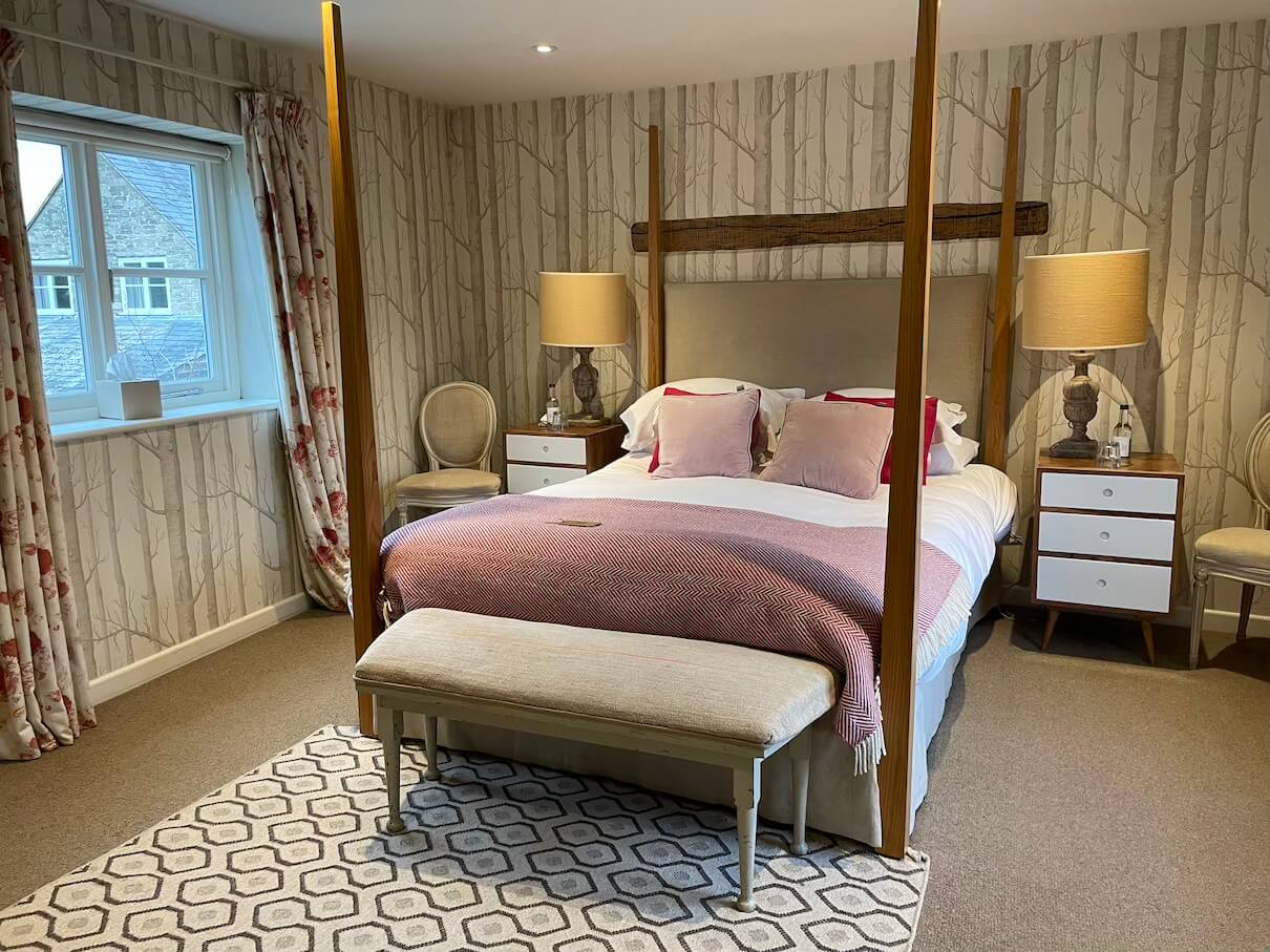 bedroom at the Kings Head Inn Bledington