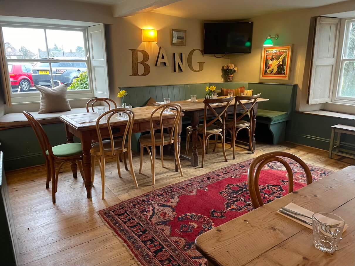 Kings Head Inn Bledington table and chairs