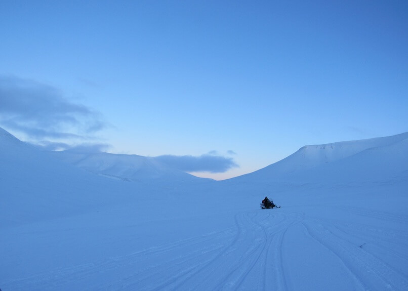 crossing Spitsbergen by snowmobile