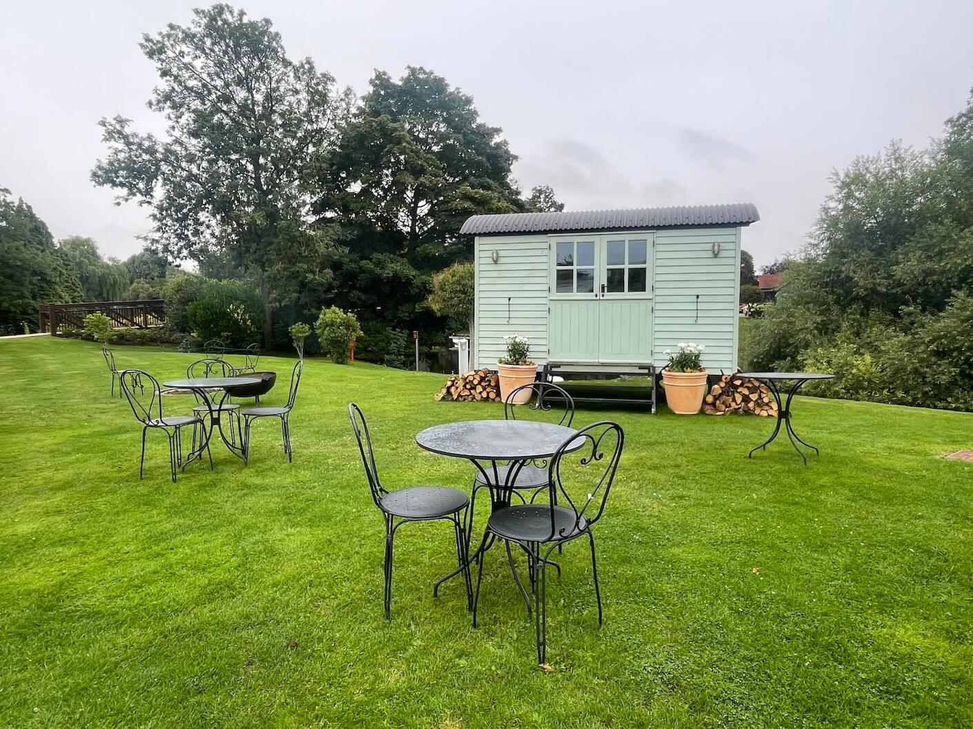 Monkey Island hotel Shepherds Hut