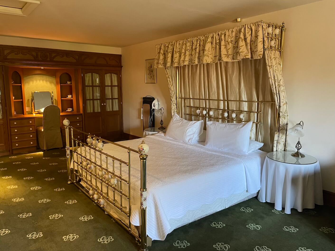 Gibbon Bridge hotel review old style bedroom