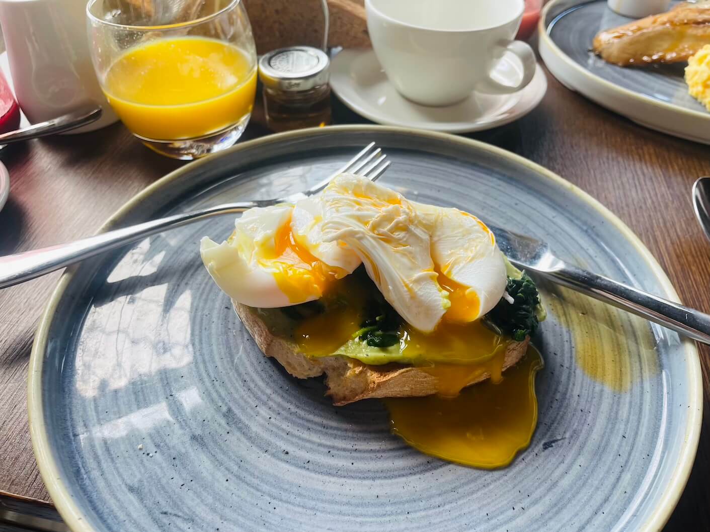 poached eggs with spinach and avocado poached eggs with spinach and avocado